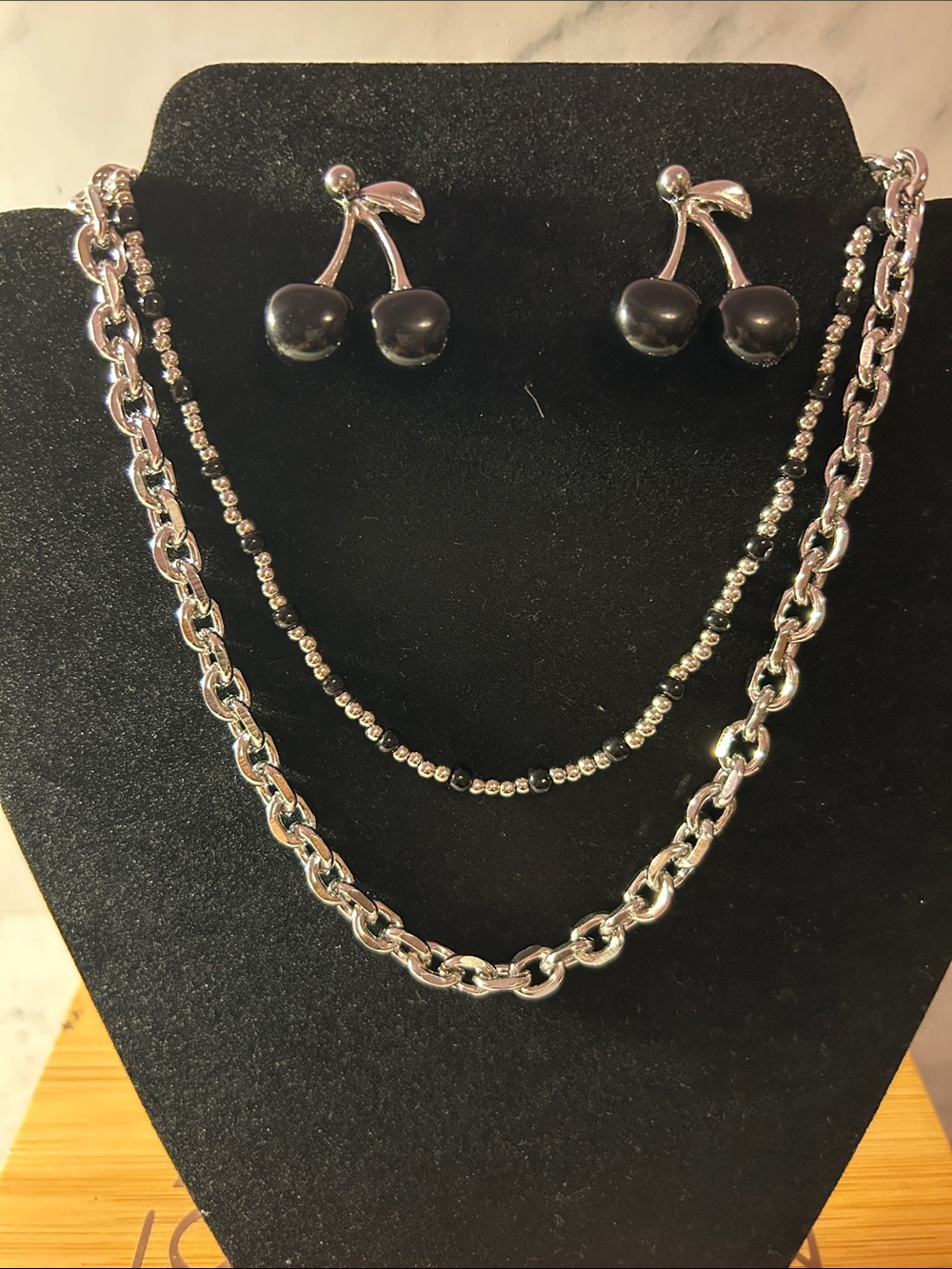Source Unknown Silver-Tone Layered Chain Necklace with Black Cherry Studs